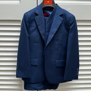 Gioberti Like New 3 piece boys suit size 6
